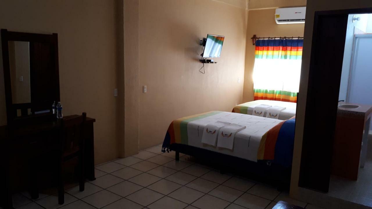 Hotel Alebrijes San Pedro Pochutla Bagian luar foto