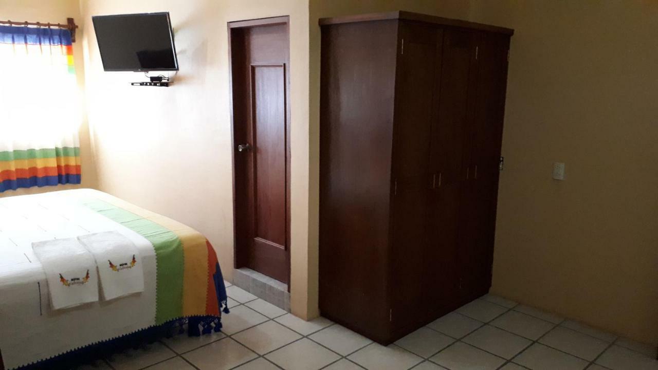 Hotel Alebrijes San Pedro Pochutla Bagian luar foto