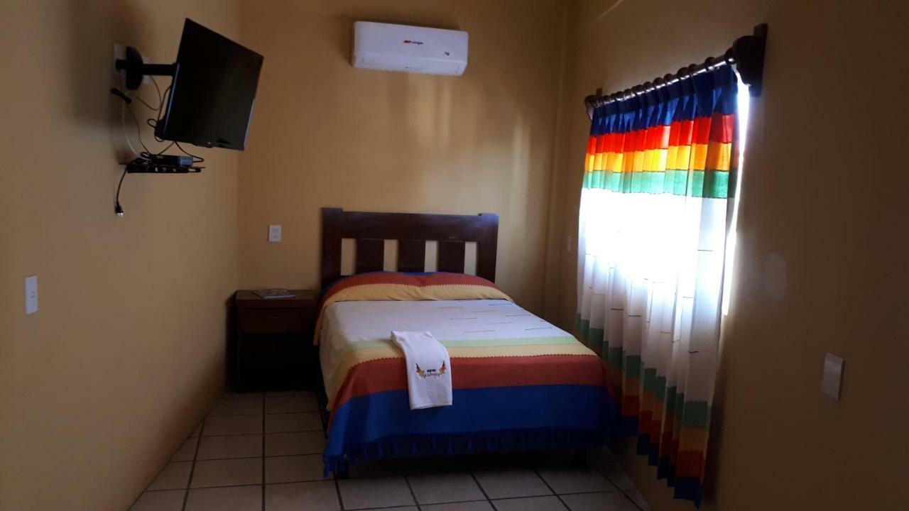 Hotel Alebrijes San Pedro Pochutla Bagian luar foto